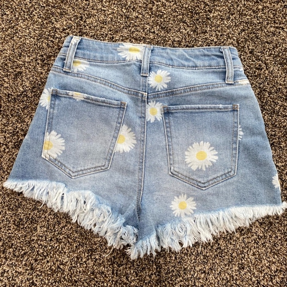 MATERIAL Girl distressed, cutoff denim jean shorts with daisies. Size 7 - Picture 2 of 3